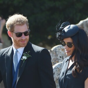 Le prince Harry, duc de Sussex, et Meghan Markle, duchesse de Sussex, au mariage de Charlie Van Straubanzee et Daisy Jenks en l'église Saint-Marie-La-Vierge à Frensham, le 4 août 2018.