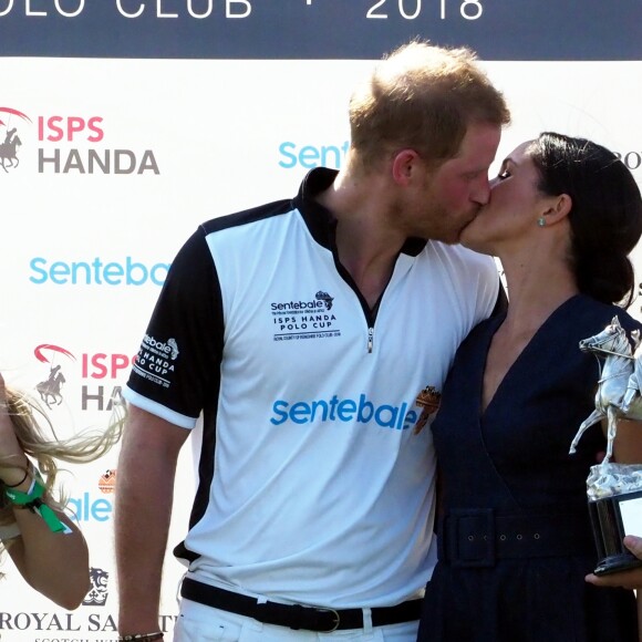 Le prince Harry, duc de Sussex, et Meghan Markle, duchesse de Sussex s'embrassent après la victoire de l’équipe du Duc à la coupe de polo ISP Hanes de Sentebale au Royal Berkshire Polo Club à Windsor au Royaume-Uni, le 26 juillet 2018.  The Duke of Sussex and Duchess of Sussex enjoy a celebratory kiss after the Duke's Sentebale team won the Sentebale ISPS Handa Polo Cup at the Royal Berkshire Polo Club today.26/07/2018 - Windsor