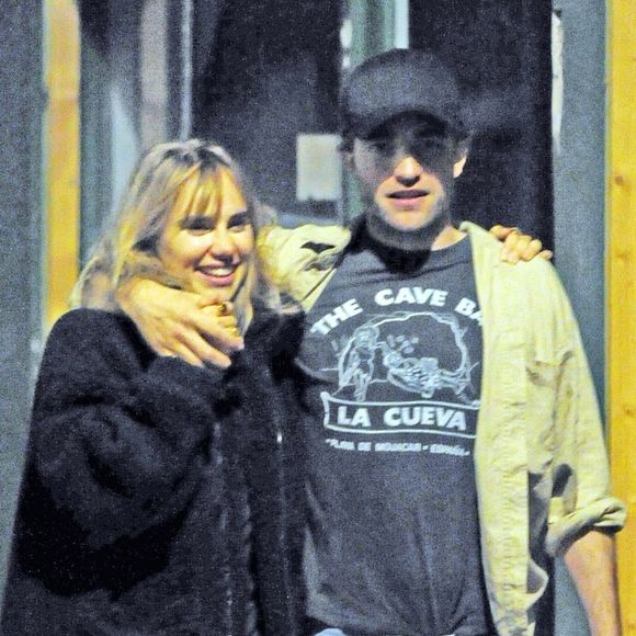Exclusif - Robert Pattinson et Suki Waterhouse se câlinent et s'embrassent à la sortie d'un cinéma dans le quartier de Notting Hill à Londres le 28 juillet 2018