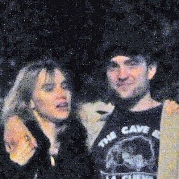 Exclusif - Robert Pattinson et Suki Waterhouse se câlinent et s'embrassent à la sortie d'un cinéma dans le quartier de Notting Hill à Londres le 28 juillet 2018