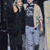 Exclusif - Robert Pattinson et Suki Waterhouse se câlinent et s'embrassent à la sortie d'un cinéma dans le quartier de Notting Hill à Londres le 28 juillet 2018