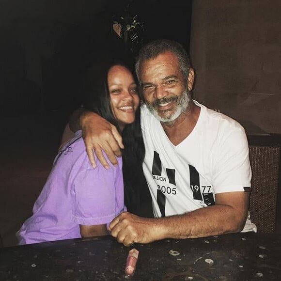 Rihanna et son père Ronald Fenty à la Barbade. Août 2018.