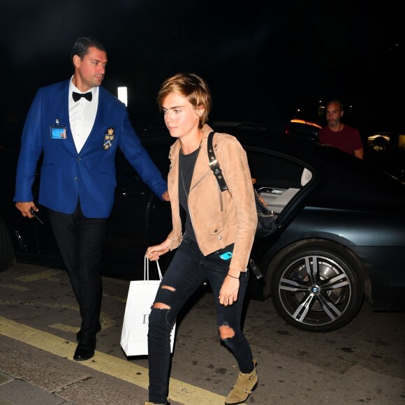 Exclusif - Cara Delevingne quitte le club Annabel avec des amies à Londres le 25 août 2018.