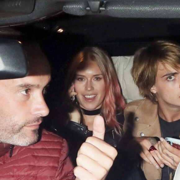 Exclusif - Cara Delevingne quitte le club Annabel avec des amies à Londres le 25 août 2018.