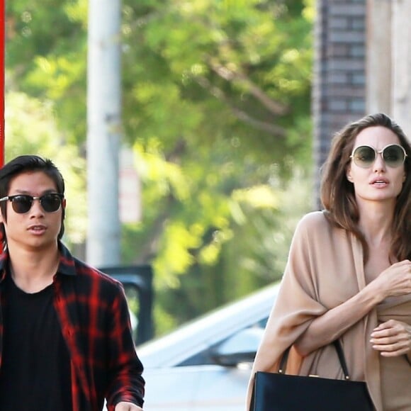 Exclusif - Angelina Jolie et son fils Pax sont allés déjeuner au restaurant Perch avant d'aller faire du shopping à Melrose Place à Los Angeles, le 26 août 2018.