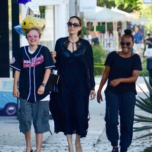 Exclusif - Angelina Jolie et ses filles Zahara et Shiloh éclatent de rire dans les rues de Los Angeles lors d'une virée shopping chez Kitson, le 21 août 2018