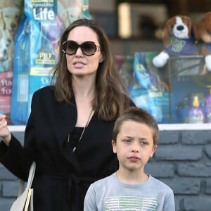 Angelina Jolie fait du shopping avec ses enfants à Los Feliz, le 15 août 2018