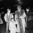 Romy Schneider avec ses enfants Sarah Biasini et David Meyen à l'aéroport à Paris le 10 février 1981.