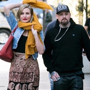 Exclusif - Cameron Diaz et son mari Benji Madden se promènent à Los Angeles, le 25 décembre 2017.