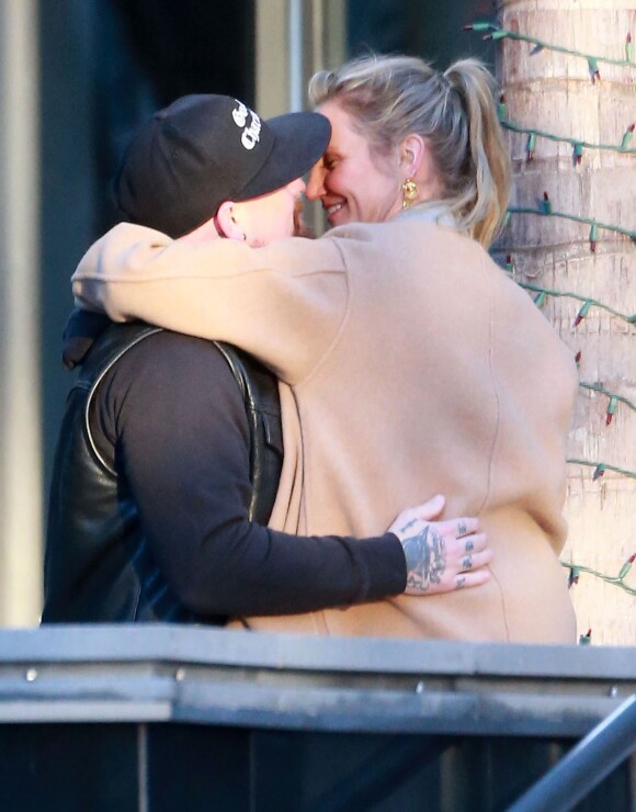 Cameron Diaz et son mari Benji Madden s'embrassent tendrement devant un immeuble de Century City le 16 décembre 2016