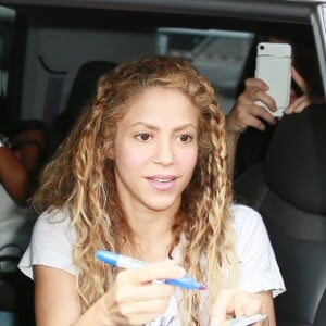 Shakira arrive à Madison Square Garden pour son concert à New York. La chanteuse s'arrête pour signer quelques autographes. Le 10 août 2018.