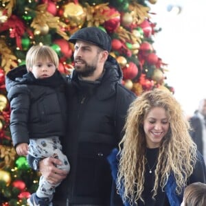 Shakira et son compagnon Gerard Piqué arrivent à l'aéroport JFK de New York avec leurs enfants Milan et Sasha pour les fêtes de Noël le 24 décembre 2017.