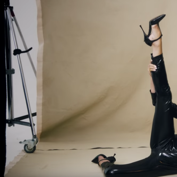 Victoria Beckham ressort ses looks les plus mémorables pour le Vogue anglais, le 3 septembre 2018.