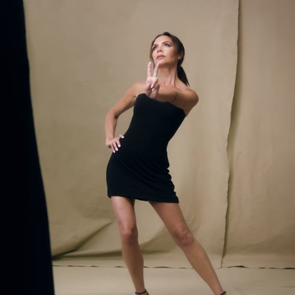 Victoria Beckham ressort ses looks les plus mémorables pour le Vogue anglais, le 3 septembre 2018.