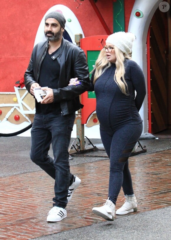 Jenna Jameson, enceinte, et son fiancé Lior Bitton font du shopping à Los Angeles, le 21 décembre 2016.