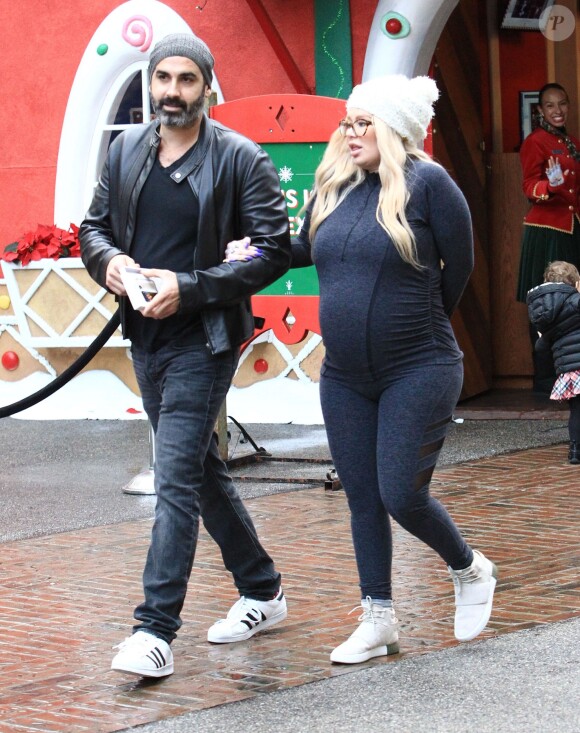 Jenna Jameson, enceinte, et son fiancé Lior Bitton font du shopping à Los Angeles, le 21 décembre 2016.