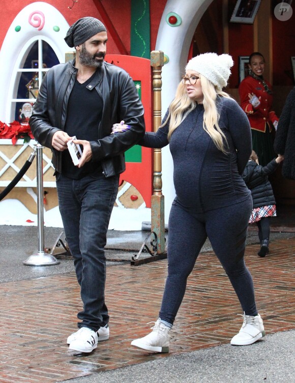 Jenna Jameson, enceinte, et son fiancé Lior Bitton font du shopping à Los Angeles, le 21 décembre 2016.