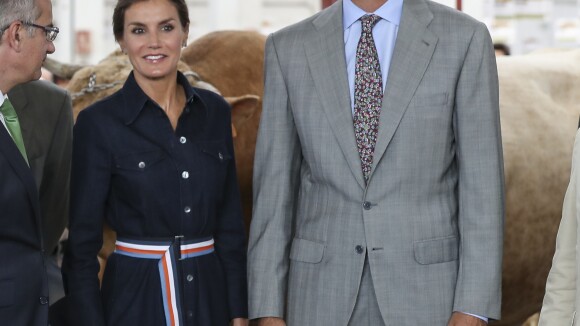 Letizia d'Espagne recycle son look casual chic au milieu des vaches