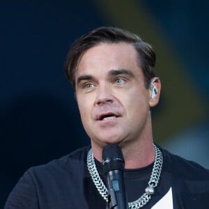Robbie Williams, vêtu d'un kilt, en concert au stade de Stratford à Londres le 23 juin 2017.