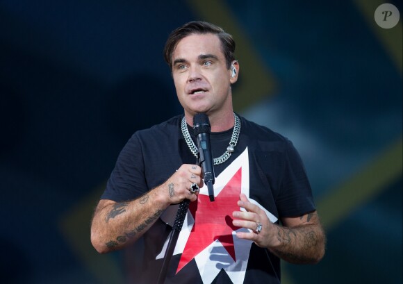 Robbie Williams, vêtu d'un kilt, en concert au stade de Stratford à Londres le 23 juin 2017.