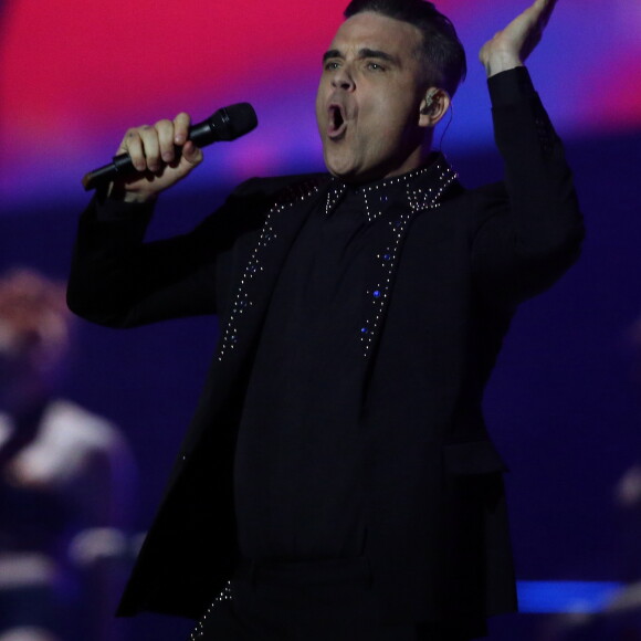 Robbie Williams sur scène lors de la soirée des Brit Awards 2017 à Londres, le 22 février 2017