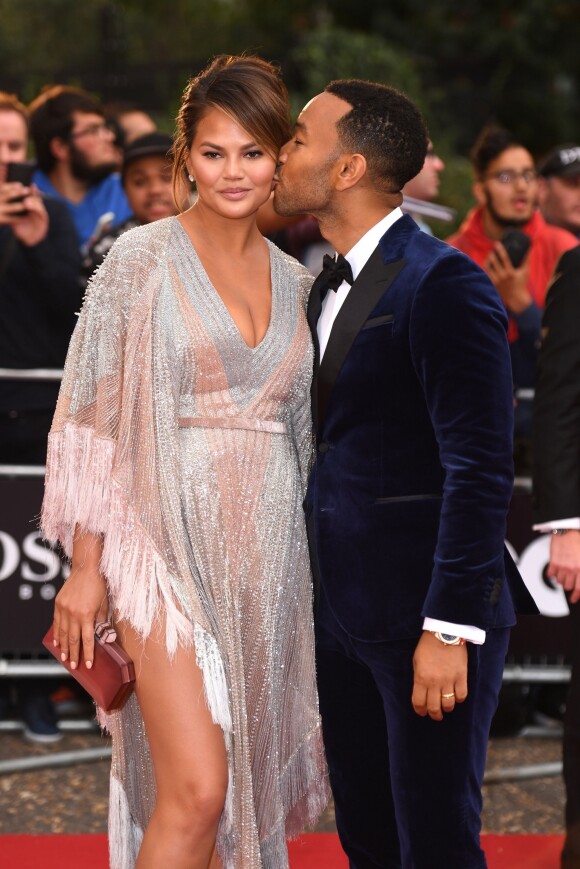 Chrissy Teigen et son mari John Legend arrivent à la soirée "2018 GQ Men of the Year Awards" au Tate Modern à Londres, le 5 septembre 2018.