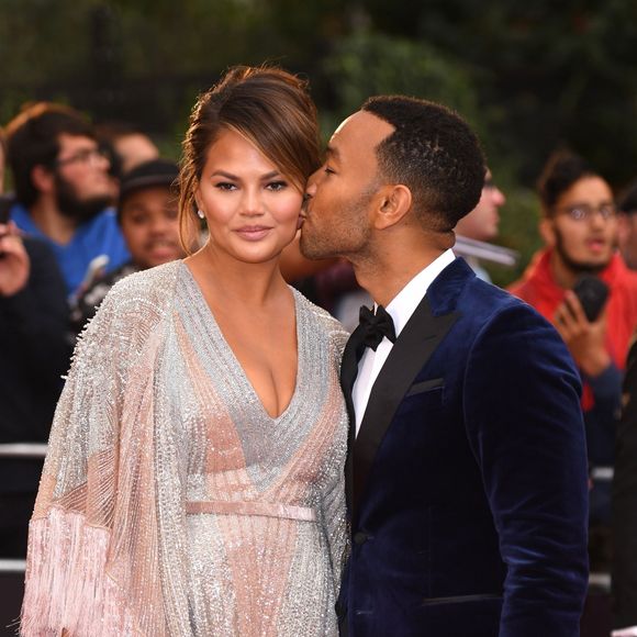 Chrissy Teigen et son mari John Legend arrivent à la soirée "2018 GQ Men of the Year Awards" au Tate Modern à Londres, le 5 septembre 2018.