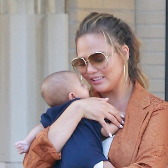 Exclusif - John Legend et sa femme Chrissy Teigen sont allés faire du shopping avec leurs enfants Luna et Miles chez Barneys New York à Beverly Hills, le 19 aout 2018.