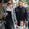 Chrissy Teigen et son mari John Legend sont allés déjeuner avec leur fille Luna au restaurant Il Pastaio à Beverly Hills. Le 30 mai 2018.