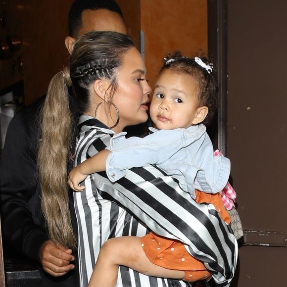 Chrissy Teigen et son mari John Legend sont allés déjeuner avec leur fille Luna au restaurant Il Pastaio à Beverly Hills. Le 30 mai 2018.