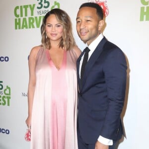 Chrissy Teigen enceinte et son mari John Legend au 35ème gala annuel City Harvest à New York, le 24 avril 2018.