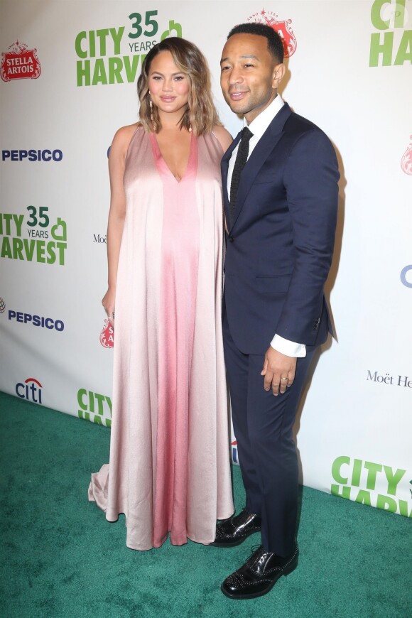 Chrissy Teigen enceinte et son mari John Legend au 35ème gala annuel City Harvest à New York, le 24 avril 2018.