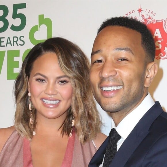 Chrissy Teigen enceinte et son mari John Legend au 35ème gala annuel City Harvest à New York, le 24 avril 2018.