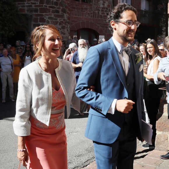 Ségolène Royal au bras de son fils Thomas Hollande lors de son mariage avec Emilie Broussouloux le 8 septembre 2018 à Meyssac en Corrèze. © Patrick Bernard-Guillaume Collet / Bestimage