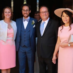 Thomas Hollande - qui pose ici entouré de ses parents François Hollande et Ségolène Royal et avec sa belle-mère - et Emilie Broussouloux ont célébré leur mariage le 8 septembre 2018 dans le village de Meyssac, près de Brive en Corrèze.