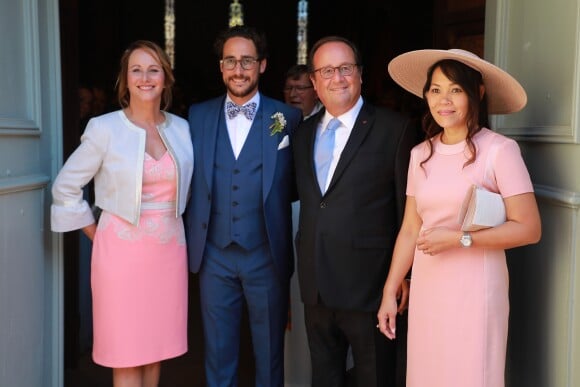 Thomas Hollande - qui pose ici entouré de ses parents François Hollande et Ségolène Royal et avec sa belle-mère - et Emilie Broussouloux ont célébré leur mariage le 8 septembre 2018 dans le village de Meyssac, près de Brive en Corrèze.