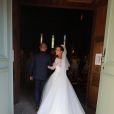  Emilie Broussouloux, qui pénètre ici dans l'église au bras de son père, a célébré son mariage avec Thomas Hollande le 8 septembre 2018 dans le village de Meyssac, près de Brive en Corrèze, en présence notamment de François Hollande et Ségolène Royal, parents du marié. 