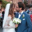  Thomas Hollande et Emilie Broussouloux, qui s'embrassent ici après la cérémonie religieuse, ont célébré leur mariage le 8 septembre 2018 dans le village de Meyssac, près de Brive en Corrèze, en présence notamment de François Hollande et Ségolène Royal, parents du marié. 