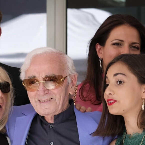 Charles Aznavour avec sa petite-fille Leila (chemisier vert), sa fille Katia (robe noire à fleurs), sa fille Seda (robe noire et ceinture blanche), son fils Nicolas (chemise blanche), Kristina Si (foulard rose) et des membres de sa famille lors de la remise de son étoile sur le Hollywood Walk of Fame à Los Angeles, le 24 août 2017.