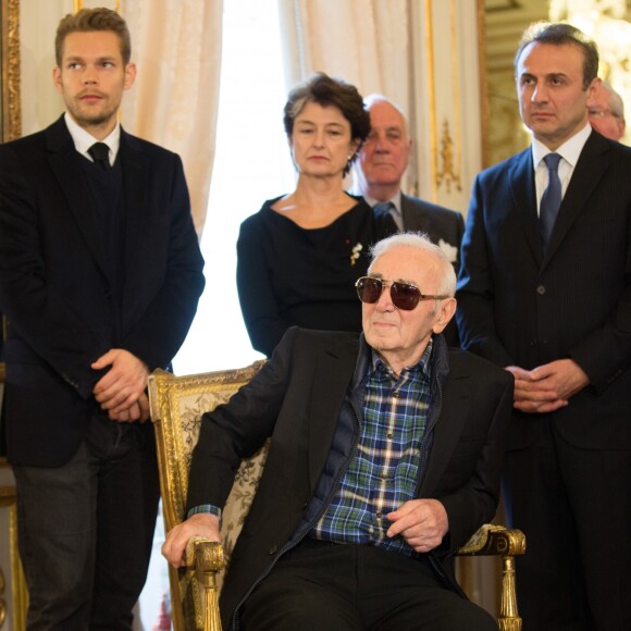 Charles Aznavour est décoré au grade de Commandeur de l'Ordre de la Couronne de Belgique à Bruxelles le 16 novembre 2015. Cette décoration a été décerné à Charles Aznavour à la demande de Didier Reynders, ministre des affaires étrangère qui lui a remis en personne. Charles Aznavour était accompagné par son fils Nicolas.