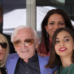 Charles Aznavour avec sa petite-fille Leila (chemisier vert), sa fille Katia (robe noire à fleurs), sa fille Seda (robe noire et ceinture blanche), son fils Nicolas (chemise blanche), Kristina Si (foulard rose) et des membres de sa famille lors de la remise de son étoile sur le Hollywood Walk of Fame à Los Angeles, le 24 août 2017.