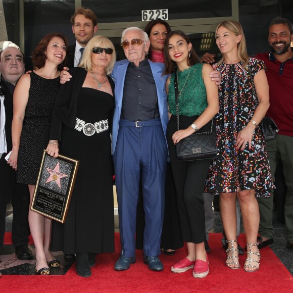 Charles Aznavour avec sa petite-fille Leila (chemisier vert), sa fille Katia (robe noire à fleurs), sa fille Seda (robe noire et ceinture blanche), son fils Nicolas (chemise blanche), Kristina Si (foulard rose) et des membres de sa famille lors de la remise de son étoile sur le Hollywood Walk of Fame à Los Angeles, le 24 août 2017.