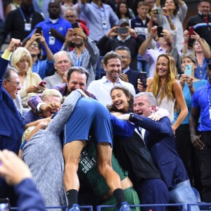 Novak Djokovic, vainqueur de l'US Open de Tennis 2018 à New York, avec ses proches, le 9 septembre 2018.