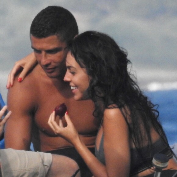 Exclusif - Cristiano Ronaldo et sa compagne Georgina Rodriguez font de la plongée sous-marine pendant leurs vacances en Grèce, le 8 juillet 2018.