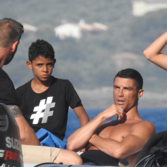 Exclusif - Cristiano Ronaldo et sa compagne Georgina Rodriguez font de la plongée sous-marine pendant leurs vacances en Grèce, le 8 juillet 2018.