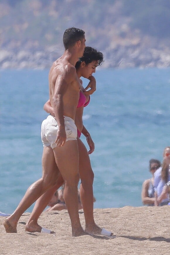 Exclusif - Cristiano Ronaldo et sa compagne Georgina Rodriguez profitent de la plage pendant leurs vacaces en Grèce, le 9 juillet 2018.