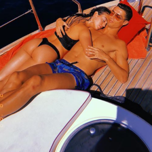 Cristiano Ronaldo câlin avec Georgina Rodriguez en Sardaigne le 3 septembre 2018.