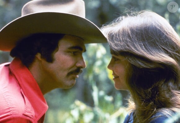 Burt Reynolds et Sally Field sur le tournage du film "Cours après moi Shérif" en 1977.