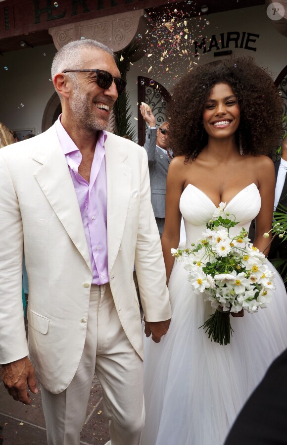Sortie des mariés lors du Mariage civil de Vincent Cassel et Tina Kunakey à la mairie de Bidart au pays basque le 24 août 2018. © Patrick Bernard / Guillaume Collet / Bestimage
