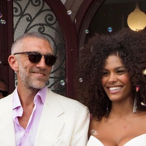 Sortie des mariés lors du Mariage civil de Vincent Cassel et Tina Kunakey à la mairie de Bidart au pays basque le 24 août 2018. © Patrick Bernard / Guillaume Collet / Bestimage